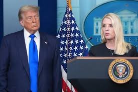 El presidente de los EEUU Donald Trump destituye a Pam Bondi