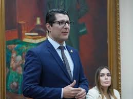 Francis Cabrera defiende las reformas constitucionales y los juicios políticos.