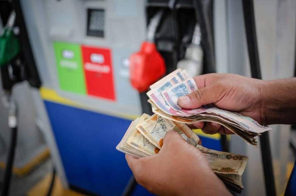 Gasolinas aumentan de precio nuevamente y el diesel baja su costo.